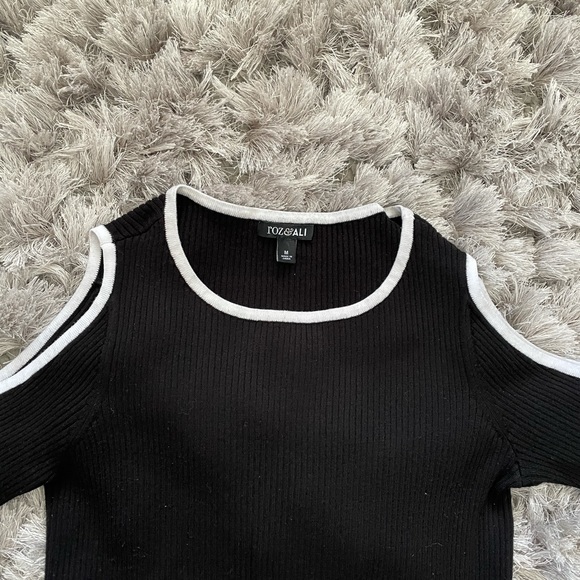 ROZ & ALI Black & White Cold Shoulder Top Medium - Picture 6 of 11